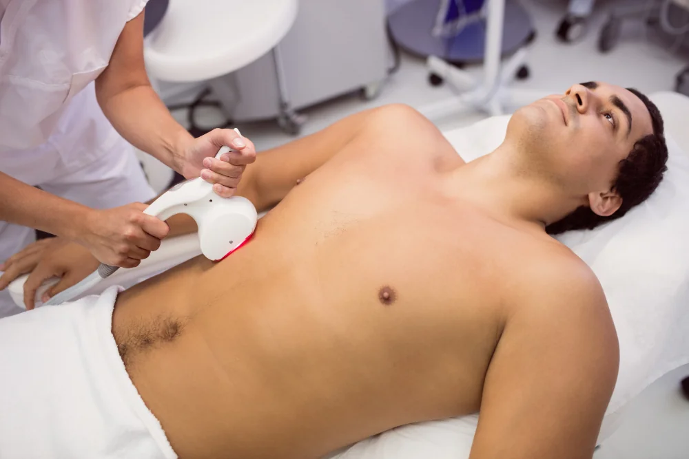 جهاز ليزر طبي متخصص يُستخدم لجلسات المنطقة الحساسة للرجال